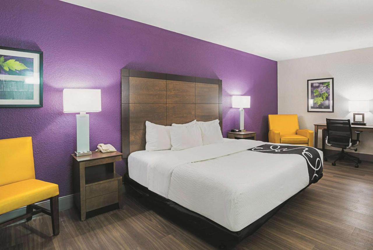 King Room Hearing Accessible or Non-Smoking